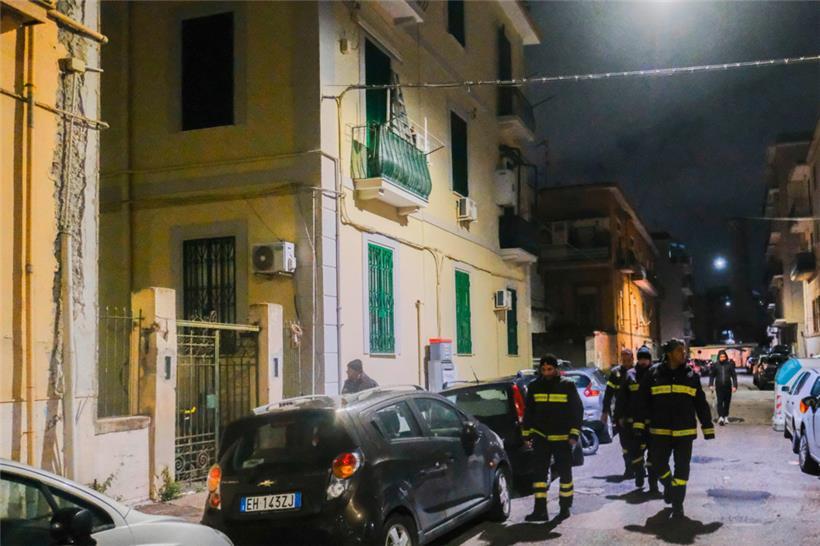 Italien, Neapel: Feuerwehrleute gehen am Einsatzort nach einem Erdbeben. Das Erdbeben der Stärke 4,4 wurde um 1.25 Uhr in der Region Campi Flegrei registriert.
