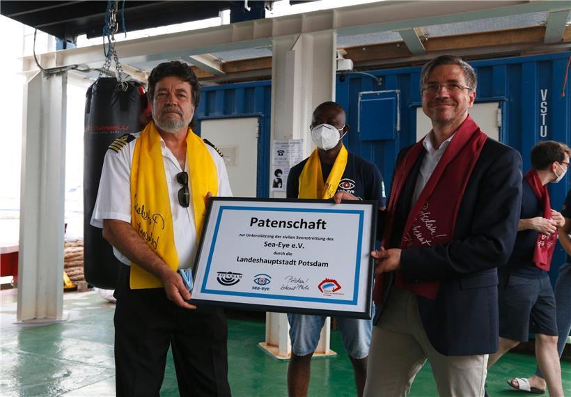 Italien, Palermo: Mike Schubert (r, SPD), Oberbürgermeister von Potsdam, und Bahar Kaygusuz, Kapitän der Sea Eye 4, stehen nach dem Abschluss einer Patenschaft auf dem Schiff
