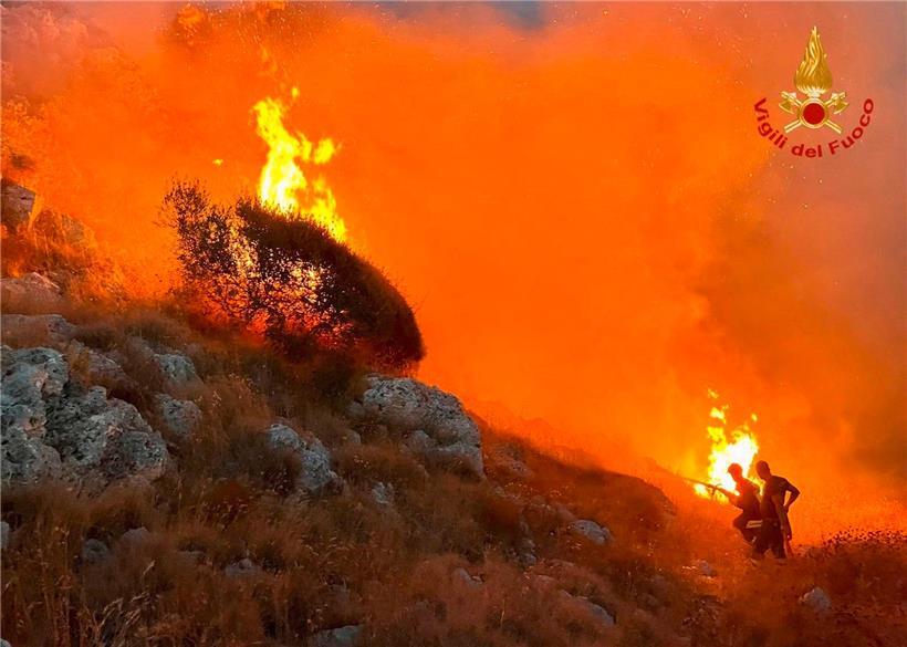 Italien, Porto Badisco: Feuerwehrleute versuchen die Waldbrände in dem Badeort an der Adriaküste einzudämmen
