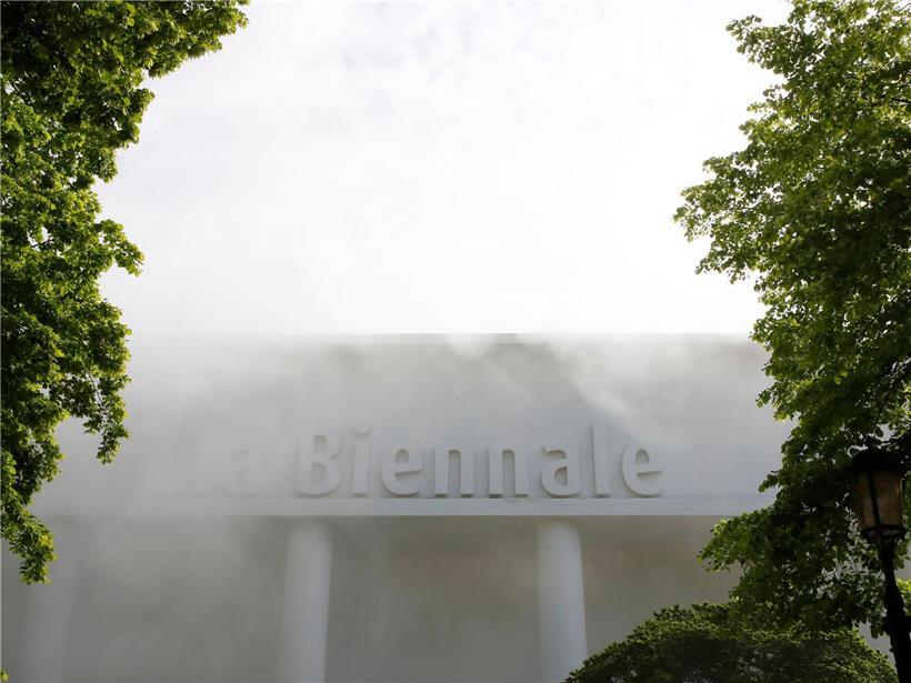 Italien Venedig La Biennale Gebäude mit Rauch davor bei Kunstveranstaltung am Canal Grande