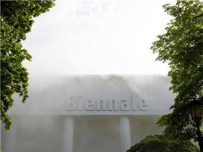 Italien Venedig La Biennale Gebäude mit Rauch davor bei Kunstveranstaltung am Canal Grande