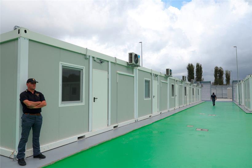 Italienische Polizisten im Aufnahmelager für Asylsuchende im albanischen Shengjin
