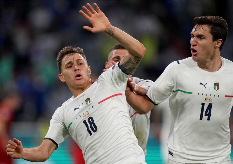 Italiens Nicolo Barella (l.) und Federico Chiesa wollen sich gegen Spanien durchsetzen
