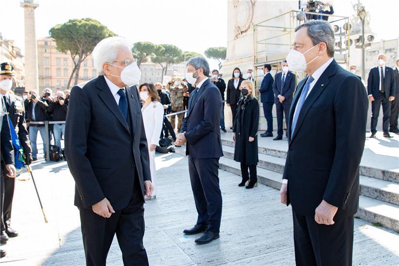 Italiens Präsident Sergio Mattarella (l.) und Regierungschef Mario Draghi (r.) während einer Feier zum Tag der Befreiung Italiens
