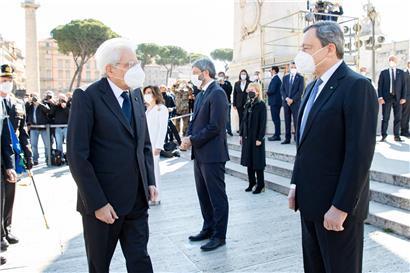 Italiens Präsident Sergio Mattarella (l.) und Regierungschef Mario Draghi (r.) während einer Feier zum Tag der Befreiung Italiens
