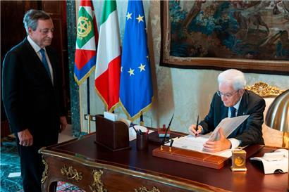 Italiens Präsident Sergio Mattarella (r.) unterzeichnete im Beisein von Ministerpräsident Mario Draghi das Dekret zur Auflösung des Parlaments
