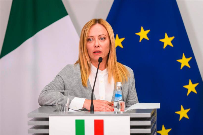 Italiens Regierungschefin Giorgia Meloni setzt ihr Wahlkampfthema „Wer Geld verdienen will, soll auch arbeiten gehen“ rücksichtslos um
