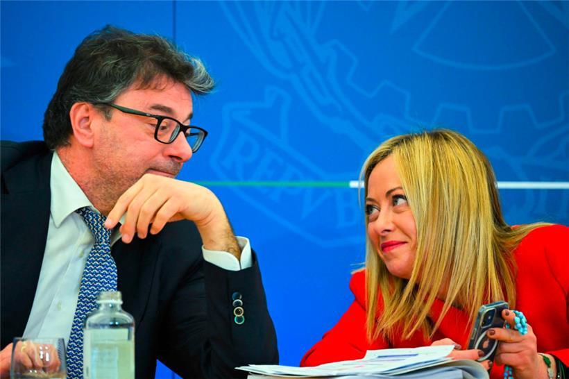 Italiens Regierungschefin Giorgia Meloni und Wirtschaftsminister Giancarlo Giorgetti stellten den Haushaltsentwurf am Dienstag vor
