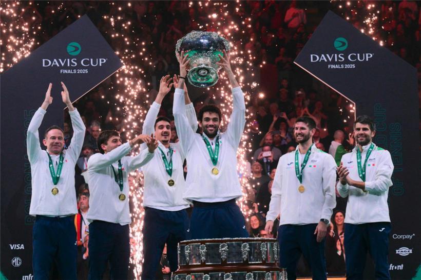 Italiens Tennispieler Matteo Berrettini hob am Sonntag den Davis-Cup-Pokal in die Luft

