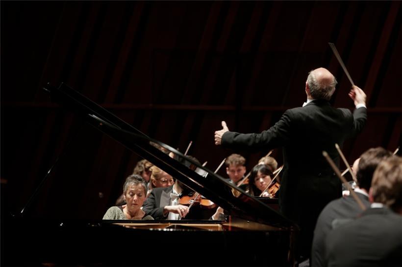 Ivan Fischer und das Concertgebouw Orchestra schufen eine perfekte Balance für die Solistin am Klavier, Maria João Pires
