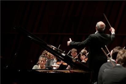 Ivan Fischer und das Concertgebouw Orchestra schufen eine perfekte Balance für die Solistin am Klavier, Maria João Pires
