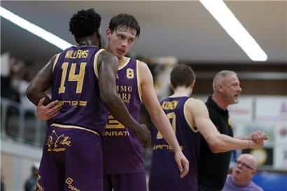 Ivor Kuresevic (Nr. 8) ist nach seinen acht Monaten in den USA wieder ganz ins Steinseler Spiel integriert
