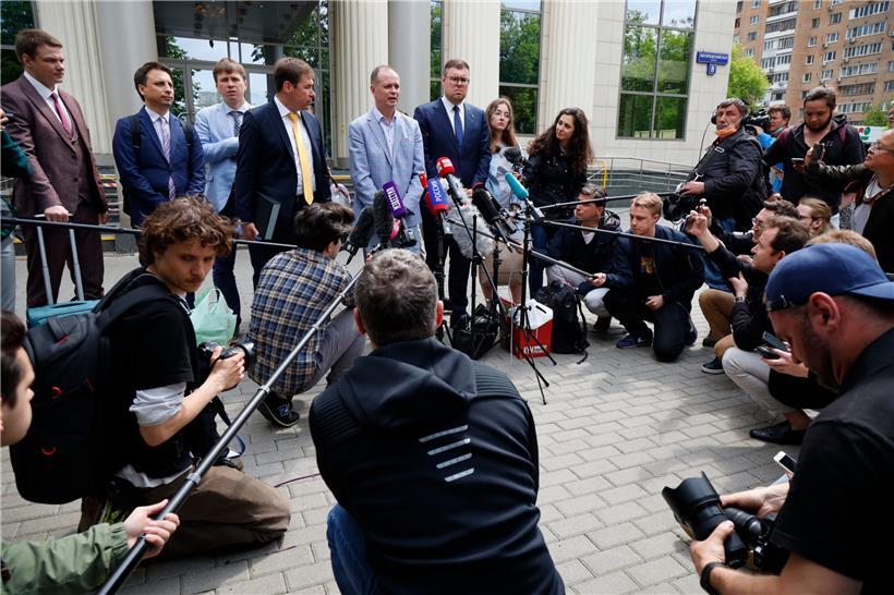 Iwan Pawlow (M.), Anwalt des inhaftierten Kremlgegners Nawalny, spricht während einer Verhandlungspause an einem Moskauer Gericht mit Journalisten
