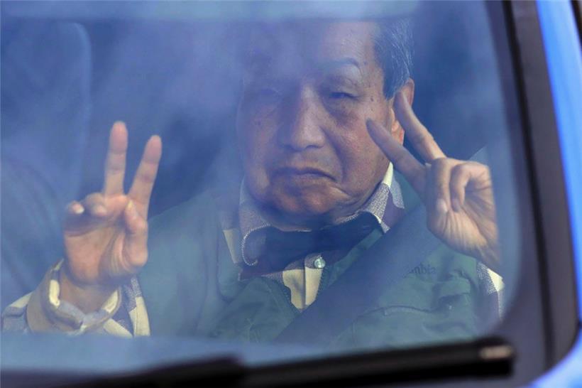 Iwao Hakamada zeigt das Victory-Zeichen auf dem Rückweg von einem Spaziergang. Der 88-jährige Ex-Boxer saß fast fünf Jahrzehnte in der Todeszelle saß, nachdem er wegen Mordes verurteilt worden war.
