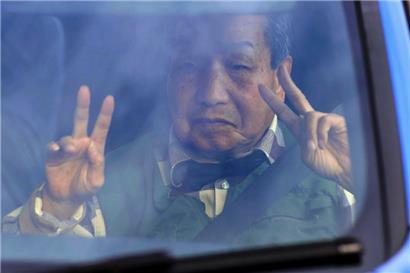 Iwao Hakamada zeigt das Victory-Zeichen auf dem Rückweg von einem Spaziergang. Der 88-jährige Ex-Boxer saß fast fünf Jahrzehnte in der Todeszelle saß, nachdem er wegen Mordes verurteilt worden war.
