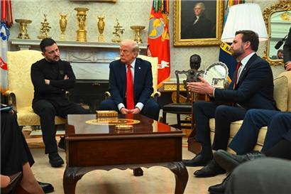 JD Vance mischte sich in das Gespräch ein und eskalierte die Situation, Donald Trump legte nach, Wolodymyr Selenskyj hatte keine Chance mehr gegen die beiden, die nur mehr „Respekt“ einforderten und somit zeigten, dass sie die Ukraine nicht als Partner behandeln
