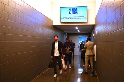 JJ Redick, Nummer 4 der New Orleans Pelicans auf dem Weg zurück in den Bus nachdem das Spiel gegen die Sacramento Kings wegen des Coronavirus verschoben wurde. 
