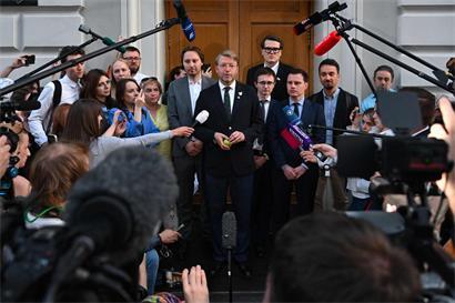 Jabloko-Chef Nikolaj Rybakow spricht nach der Urteilsverkündung in Moskau vor der Presse und Unterstützern der Partei