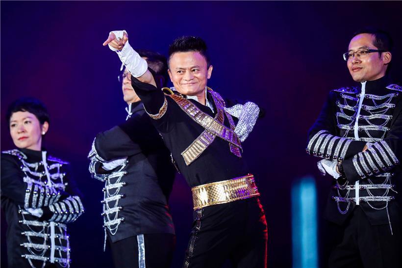Jack Ma führt 2017 bei einer Betriebsfeier ein Lied von Michael Jackson auf
