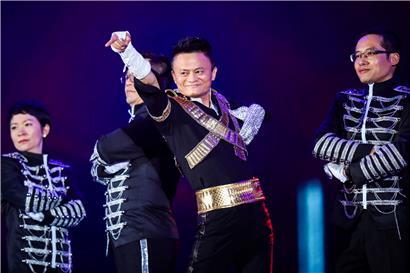 Jack Ma führt 2017 bei einer Betriebsfeier ein Lied von Michael Jackson auf
