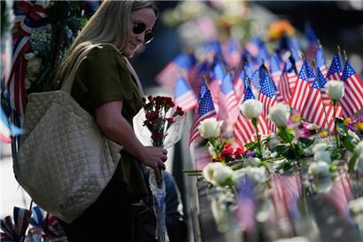 Jaclyn O’Connor legt während einer Zeremonie zum 24. Jahrestag der Anschläge vom 11. September 2025 in New York Blumen auf das 9/11 Memorial
