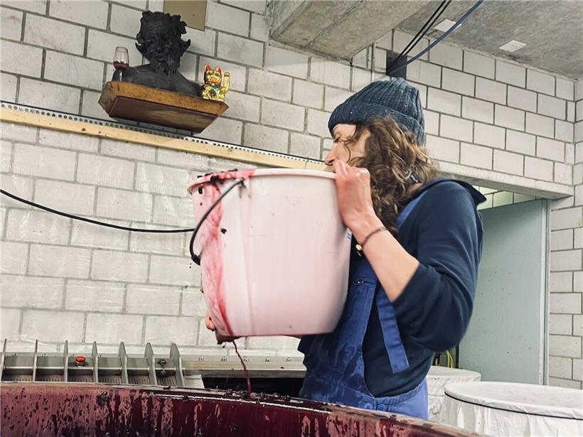 Jacquelien Achermann spricht engagiert und vermittelt eine klare, überzeugte Meinung in einer Diskussion