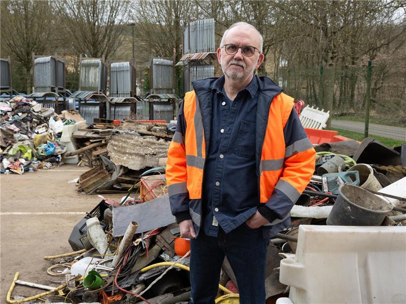 Jacques Mersch bei der Koordination einer Flusssäuberungsaktion zur Umweltpflege am Flussufer