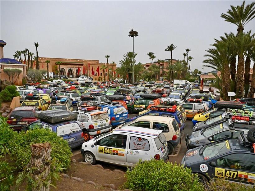 Jahresversammlung von Renault Twingo Autos in Marrakesch mit Stadtblick und blauem Himmel