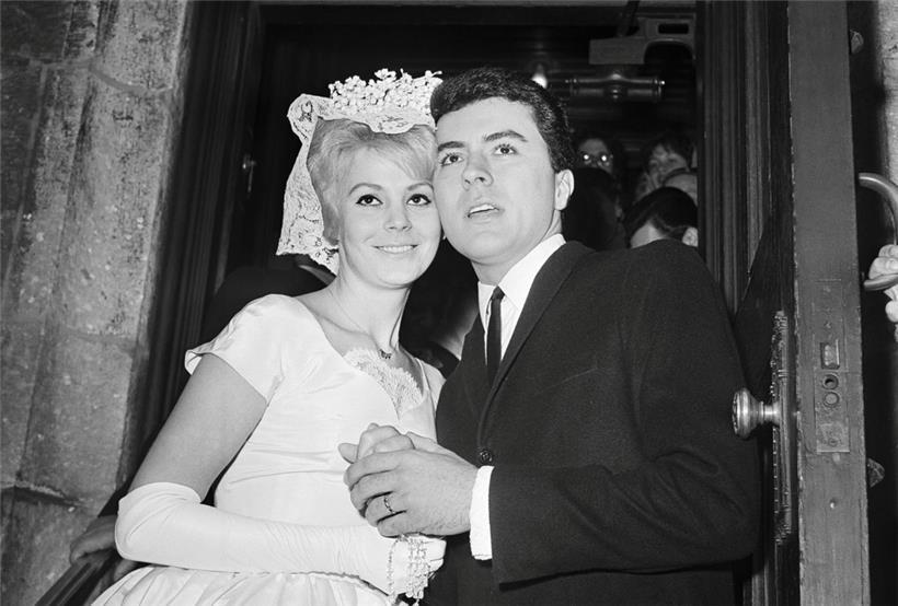 James Darren und seine Frau Evy Norlund umarmen sich nach ihrer Hochzeit in der St. Patrick’s Cathedral in New York
