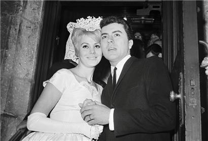 James Darren und seine Frau Evy Norlund umarmen sich nach ihrer Hochzeit in der St. Patrick’s Cathedral in New York
