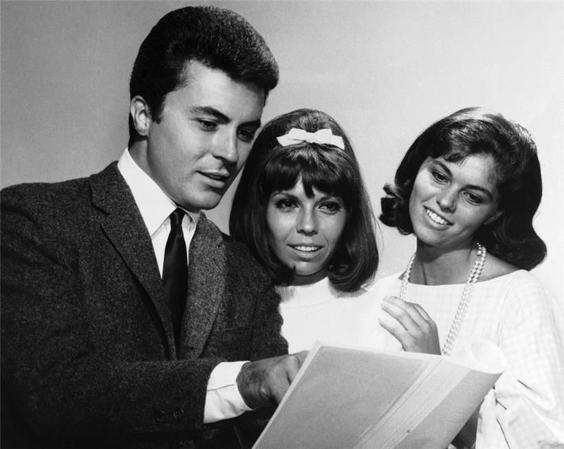 James Darren unterhält sich mit Nancy Sinatra (M) und Claudia Martin über ihr Filmdebüt
