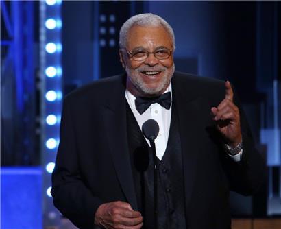 James Earl Jones nimmt bei der 71. Verleihung der Tony Awards den Sonderpreis für sein Lebenswerk im Theater entgegen
