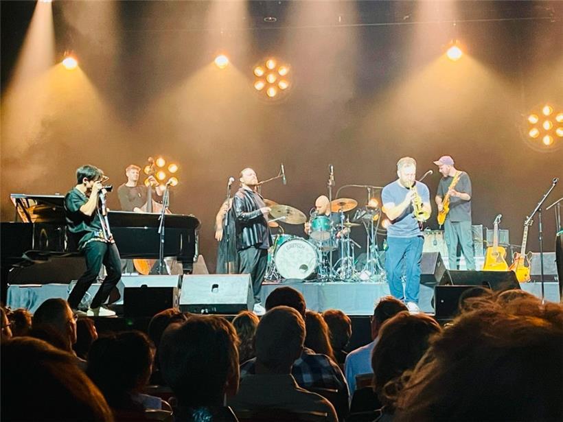 Jamie Cullum (l.) fotografiert seine Band
