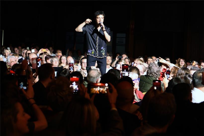 Jamie Cullum nimmt ein Bad in der Menge
