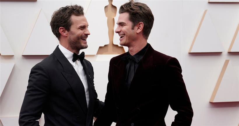 Jamie Dornan (l) und Andrew Garfield kommen zur 94. Verleihung der Academy Award...