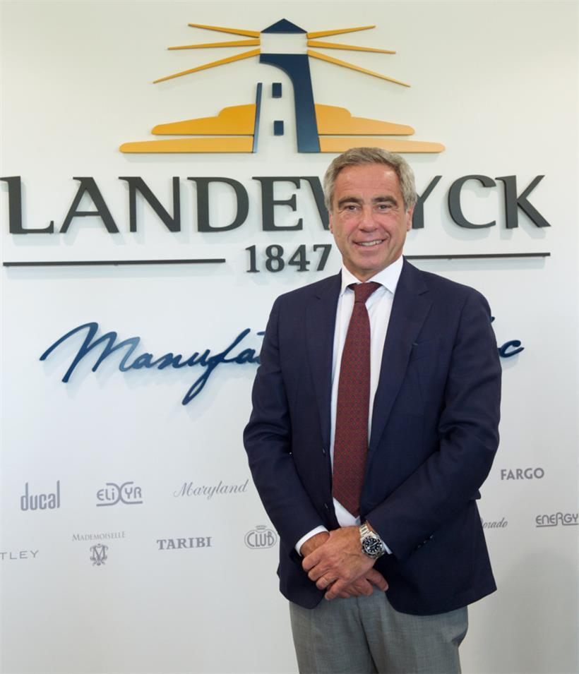 Jan Vandenneucker (57) ist seit sieben Jahren CEO der Landewyck Group. Er ist gebürtiger Belgier und hat mittlerweile 27 Jahre Erfahrung als „Directeur général“ großer Unternehmen hinter sich. Die Firma hat gerade 60 Mio. Euro am Standort Erpeldingen an der Sauer in eine neue Produktion investiert. 
