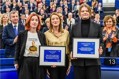 Jana Poczobut (r.), Tochter des inhaftierten weißrussischen Journalisten Andrzej Poczobut, EP-Präsidentin Roberta Metsola und Irma Dimitradze (r.), Vertreterin der inhaftierten georgischen Journalistin Msia Amaghlobeli, posieren während der Sacharow-Veranstaltung
