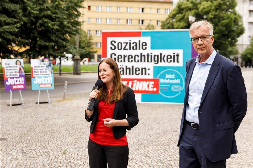Janine Wissler und Dietmar Bartsch, Spitzenkandidaten der Partei Die Linke, posieren vor den Postern bei der Vorstellung der Plakatkampagne der Partei zur Bundestagswahl 2021
