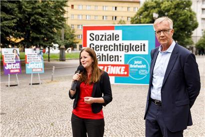 Janine Wissler und Dietmar Bartsch, Spitzenkandidaten der Partei Die Linke, posieren vor den Postern bei der Vorstellung der Plakatkampagne der Partei zur Bundestagswahl 2021
