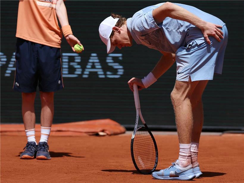 Jannik Sinner beim intensiven Tennismatch in Paris, kämpft gegen Hitze und fordert Gegner heraus