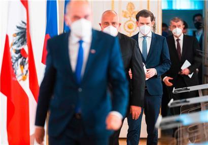Jansa, Borissow, Kurz und Babic schreiten zur Pressekonferenz: Die Regierungschefs aus Slowenien, Bulgarien, Österreich und Tschechien finden die Impfstoffverteilung in der EU ungerecht
