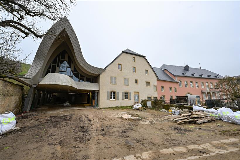 Ensemble der historischen Winzerhäuser und moderner Neubau im Januar 2026, Architektur und Stadtentwicklung kombiniert