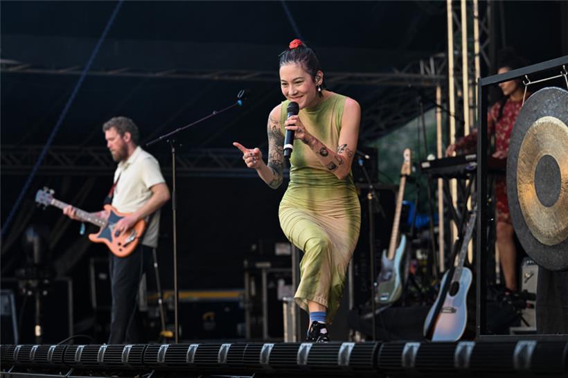 Japanese Breakfast sur le parvis de Neimënster: des compositions quelconques, mais une belle énergie scénique
