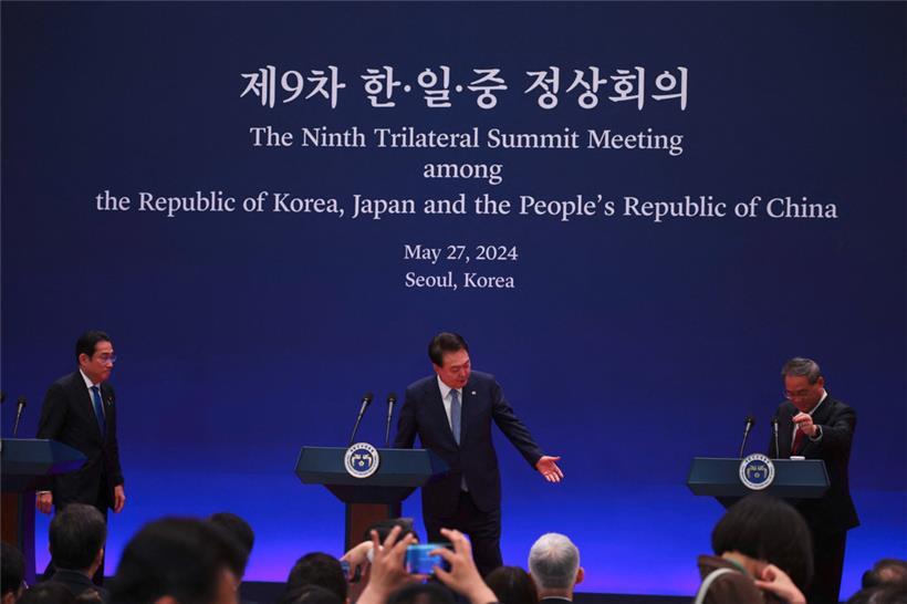 Japans Premierminister Fumio Kishida (l.), der südkoreanische Präsident Yoon Suk-yeol (M.) sowie Chinas Premier Li Qiang wollen Spannungen in der Region abbauen
