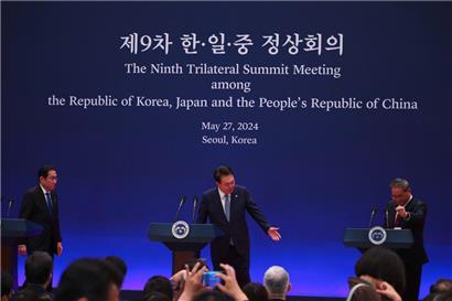 Japans Premierminister Fumio Kishida (l.), der südkoreanische Präsident Yoon Suk-yeol (M.) sowie Chinas Premier Li Qiang wollen Spannungen in der Region abbauen
