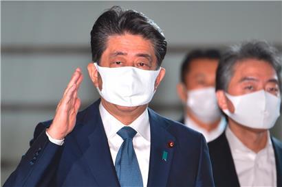 Japans Premierminister Shinzo Abe kommt am Freitag mit einer Gesichtsmaske in seinem Büro an
