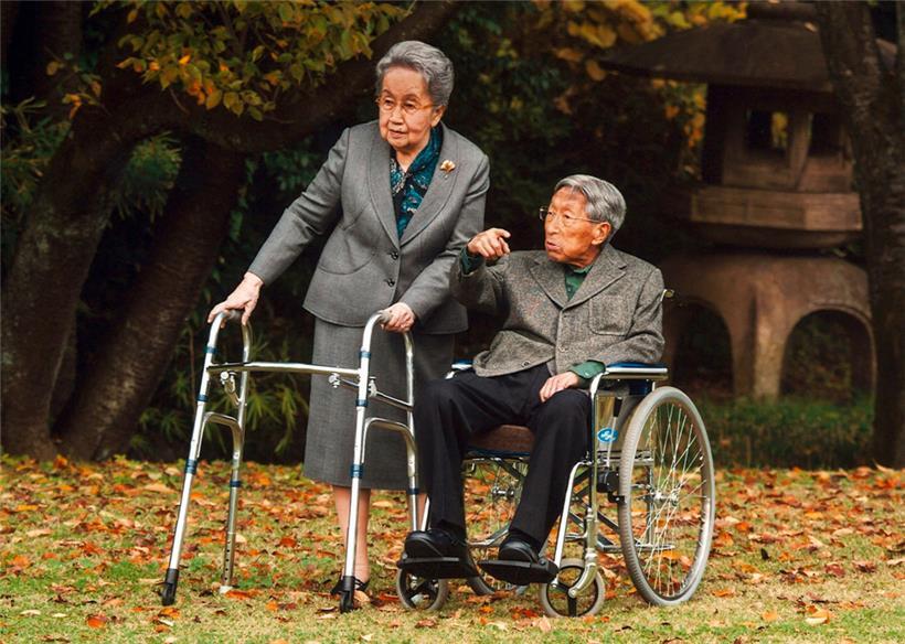 Japans Prinz Mikasa (r.) und seine Frau Prinzessin Yuriko (l.), auch bekannt als Prinzessin Mikasa, in ihrer Residenz in Tokio im Dezember 2015
