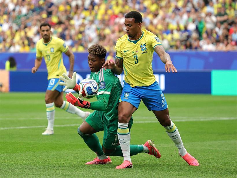 Japans Torwart Zion Suzuki und der brasilianische Innenverteidiger Gabriel Magalhaes