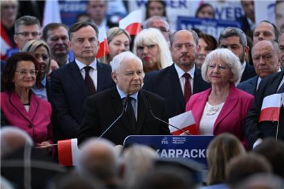 Jaroslaw Kaczynski (M.), stellvertretender Ministerpräsident von Polen, spricht während einer Veranstaltung der Partei Recht und Gerechtigkeit (PiS) mit Anwohnern
