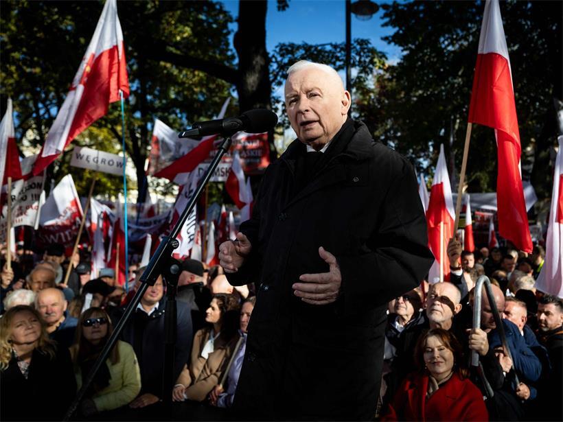 Jaroslaw Kaczynski, Polens ehemaliger Ministerpräsident und Vorsitzender der rechtsgerichteten Oppositionspartei „Recht und Gerechtigkeit“, wird von Grzegorz Brauns Konföderation der Polnischen Krone herausgefordert